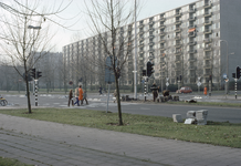 117497 Afbeelding van verkeersbrigadiers bij de oversteekplaats voor voetgangers in de Einsteindreef te Utrecht, ter ...